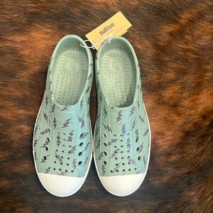 Brand new WITH tags! Native Jefferson Print shoe, size J1 in green